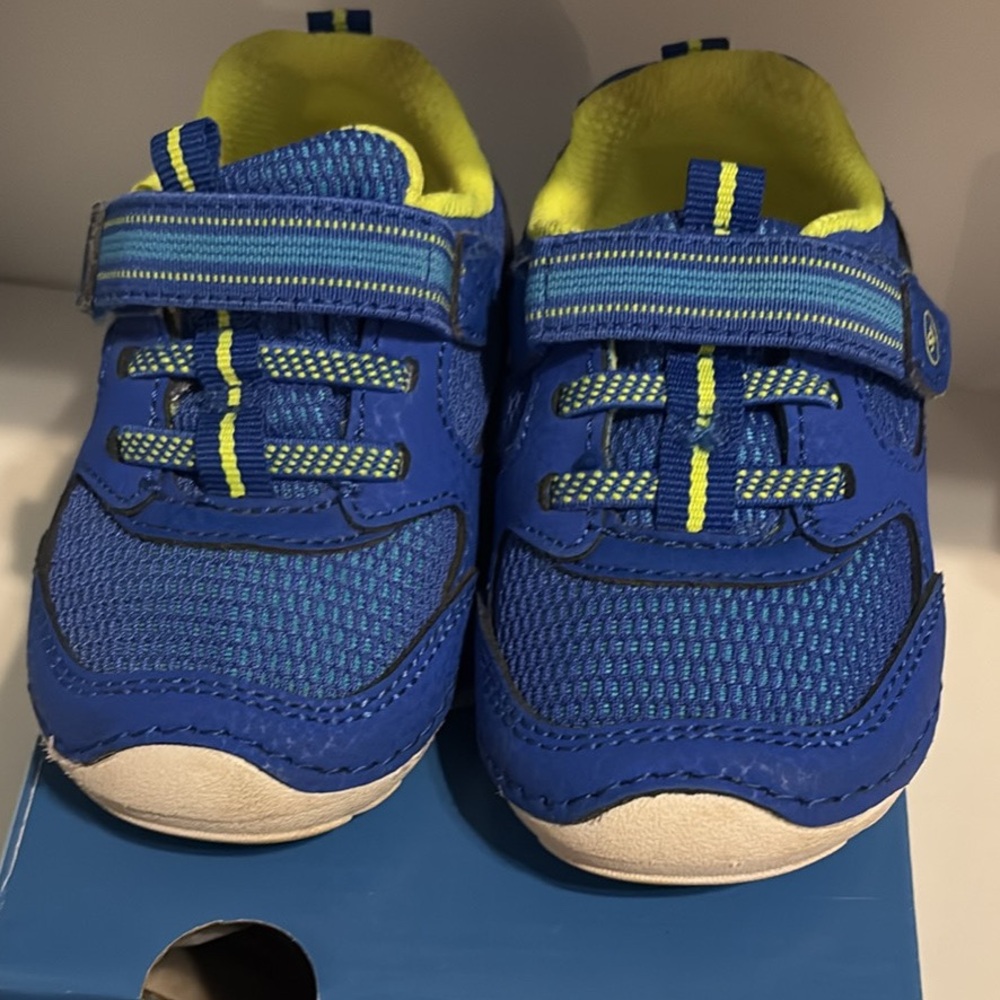 Stride Rite Sm Turbo sneakers- size 4